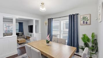 Duplex, 2 Bedrooms | Dining
