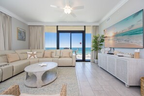 Condo, 4 habitaciones | Área de sala de estar