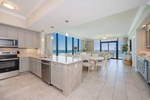 Condo, 4 habitaciones | Cocina privada | Refrigerador, horno y cafetera y tetera 