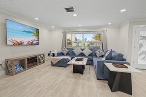 Living area - Harbor Island - 4900 Shoreview Ct 3 Bedroom Home (Port Richey)