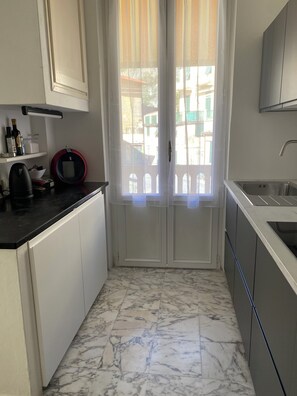 Private kitchen - Bright apartment within walking distance of beach, station and downtown (Levanto)