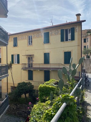 Exterior - Bright apartment within walking distance of beach, station and downtown (Levanto)