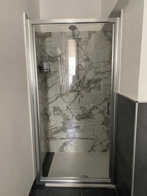 Hair dryer, bidet, towels, soap - Bright apartment within walking distance of beach, station and downtown (Levanto)