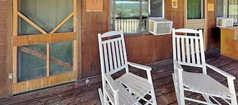 Buck Deer Cabinette: Studio + Mountain Views!