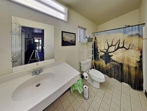 Bathroom - Bugling Elk Cabinette: Studio + Mountain Views (Alto)