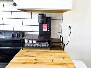 Microwave, oven, stovetop - Modern 1 BR Near York - Sleeps 3 - Renovated (Hallam)