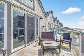 Terrace/patio - Eazy Breezy: Ocean Views, Dog-Friendly Rockaway Beach Townhome for 8 (Rockaway Beach)