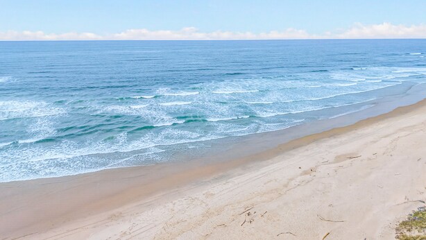 A beach with a sandy shore and ocean waves. - Eazy Breezy: Ocean Views, Dog-Friendly Rockaway Beach Townhome for 8 (Rockaway Beach)