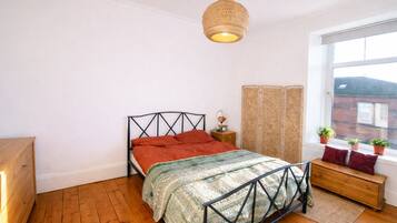 2 bedrooms, iron/ironing board, WiFi, bed sheets