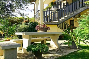 Outdoor dining - Comfy Apartment With Terrace and BBQ (Umag)