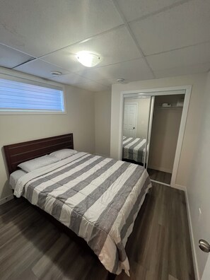Room - Comfy 2 bedroom basement & bathroom, close to a lot of stores & family friendly! (Winnipeg)