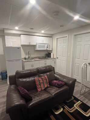 Living area - Comfy 2 bedroom basement & bathroom, close to a lot of stores & family friendly! (Winnipeg)
