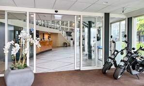 Lobby - Stay in Comfort with Free Parking, Scenic Views, and On-Site Dining Options (Velsen-Zuid)