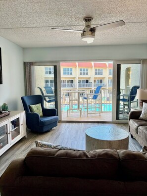 Living area - 2 BR/2.5 Bath Beach Condo in St. Augustine- walking distance to food & fun (St. Augustine)