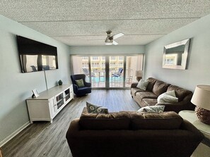 Living area - 2 BR/2.5 Bath Beach Condo in St. Augustine- walking distance to food & fun (St. Augustine)