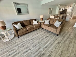 Living area - 2 BR/2.5 Bath Beach Condo in St. Augustine- walking distance to food & fun (St. Augustine)