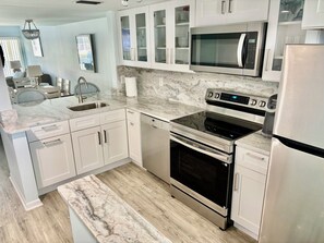 Private kitchen - 2 BR/2.5 Bath Beach Condo in St. Augustine- walking distance to food & fun (St. Augustine)