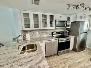 Private kitchen - 2 BR/2.5 Bath Beach Condo in St. Augustine- walking distance to food & fun (St. Augustine)