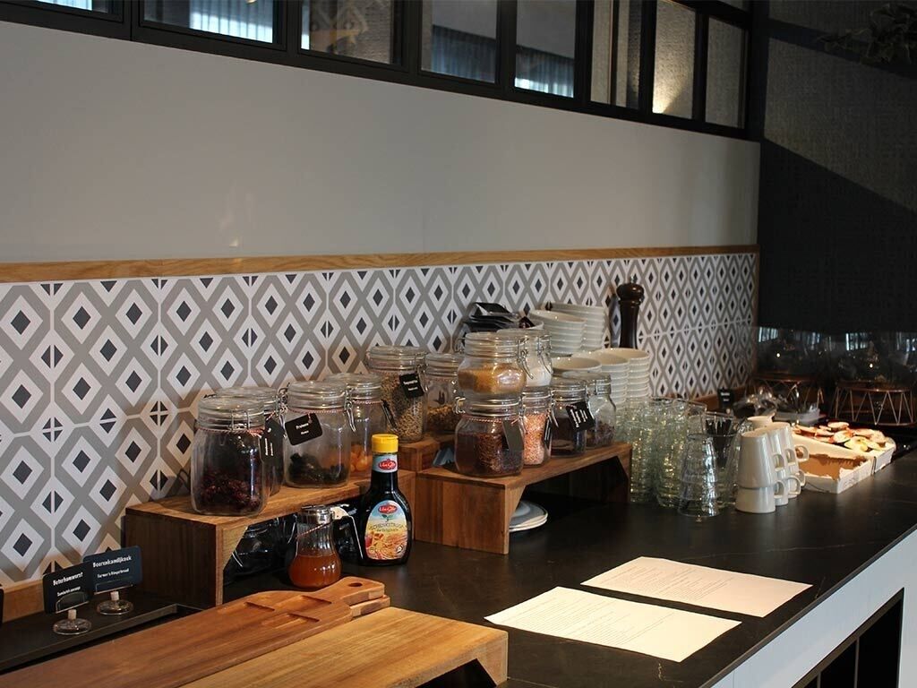 Een ontbijtbuffet met diverse soorten eten en toevoegingen.