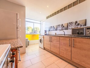 Kühlschrank, Mikrowelle, Ofen, Kochgeschirr/Geschirr/Besteck