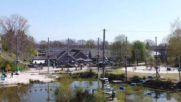 Une vue sur le fleuve, avec un bâtiment, un quai et un petit pont.