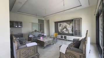 Apartamento de lujo, balcón, vistas al río | Zona de estar