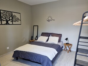 2 bedrooms, iron/ironing board, WiFi, bed sheets - Modern, air-conditioned house with private pool sleeps 6 (Entraigues-sur-la-Sorgue)