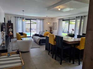 Games room - Modern, air-conditioned house with private pool sleeps 6 (Entraigues-sur-la-Sorgue)
