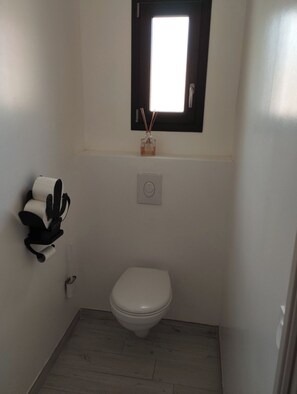 Shower, hair dryer, towels, toilet paper - Modern, air-conditioned house with private pool sleeps 6 (Entraigues-sur-la-Sorgue)