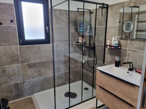 Shower, hair dryer, towels, toilet paper - Modern, air-conditioned house with private pool sleeps 6 (Entraigues-sur-la-Sorgue)