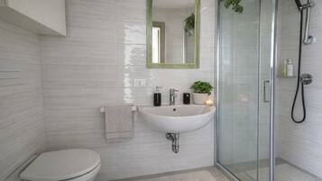Bruser, hårtørrer, bidet, håndklæder