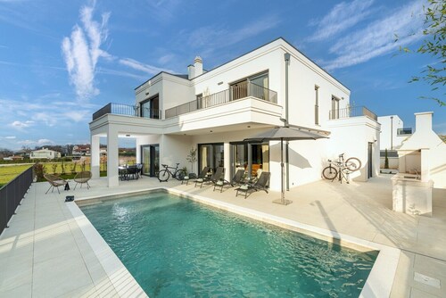 Villa Riata Luxury villa for up to 8 guests with a private pool, set in a peaceful and green environment near Poreč.