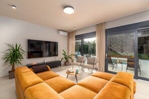 TV - Villa Riata – The Modern Istrian Escape<br>Luxury villa for up to 8 guests with a private pool, set in a peaceful and green environment near Poreč. (Nova Vas)