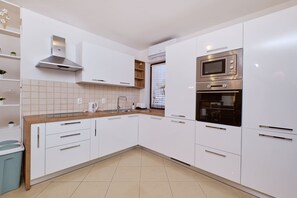 Wasserkocher mit Kaffee-/Teezubehör, Kühlschrank, Mikrowelle, Ofen