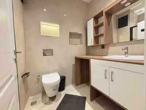 Shower, hair dryer, towels - Elegant 2BR Residence in Şişli – Modern Living (Istanbul)