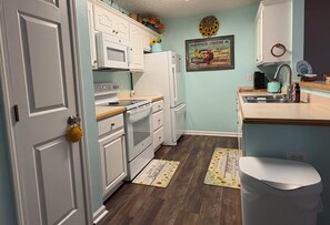 Private kitchen - Property has fenced back yard, books, and games. New Bern, historic, beautiful. (New Bern)