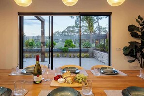 Dining - Villa Verde Luxury By The Golf Course (Mount Martha)