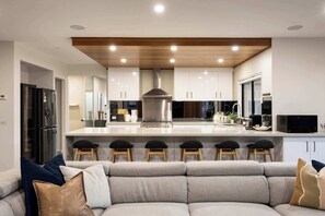TV, offices - Villa Verde Luxury By The Golf Course (Mount Martha)