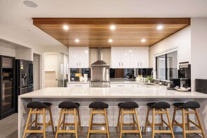 Fridge, microwave, oven, stovetop - Villa Verde Luxury By The Golf Course (Mount Martha)
