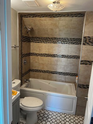 Bathroom - Spacious 5-bedroom house in enchanting Youngstown with AC (Youngstown)