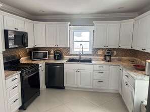 Private kitchen - Spacious 5-bedroom house in enchanting Youngstown with AC (Youngstown)