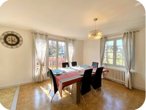 Dining - In the village, house, garden, parking, walking distance to the beach (Guéthary)