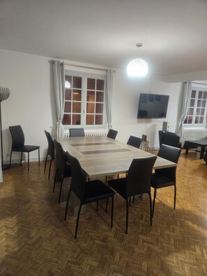 Dining - In the village, house, garden, parking, walking distance to the beach (Guéthary)