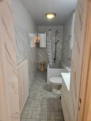 Douche, sèche-cheveux, savon, shampoing