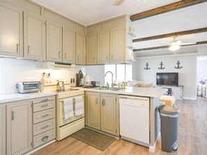 Fridge, microwave, stovetop, dishwasher - 3 BR 2 BA located in the Montego Bay Community, 2 Pools Tennis. Pets welcome (Ocean City)