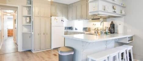 Kühlschrank, Mikrowelle, Herdplatte, Geschirrspüler