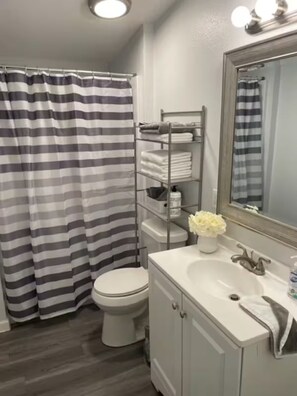 Dusche, Haartrockner, Handtücher, Seife