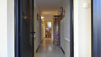 Apartment, 2 Bedrooms, Patio, Garden View | Interior