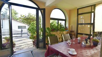 Apartment, 2 Schlafzimmer, Terrasse, Gartenblick | Esszimmer