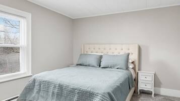 Tabla de planchar con plancha, wifi y ropa de cama